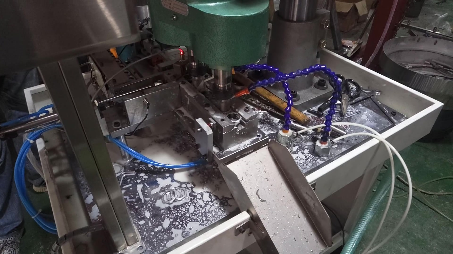 六角螺母全自动攻丝机双头全自动攻丝机大螺纹自动攻丝机