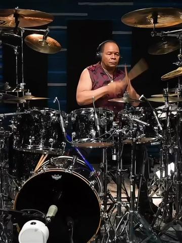 御用鼓手,被誉为行走的人体节拍器