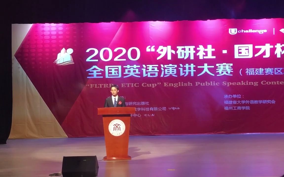 [图]演讲大赛问答环节，这个选手这么急！评委还没问完就抢着答？