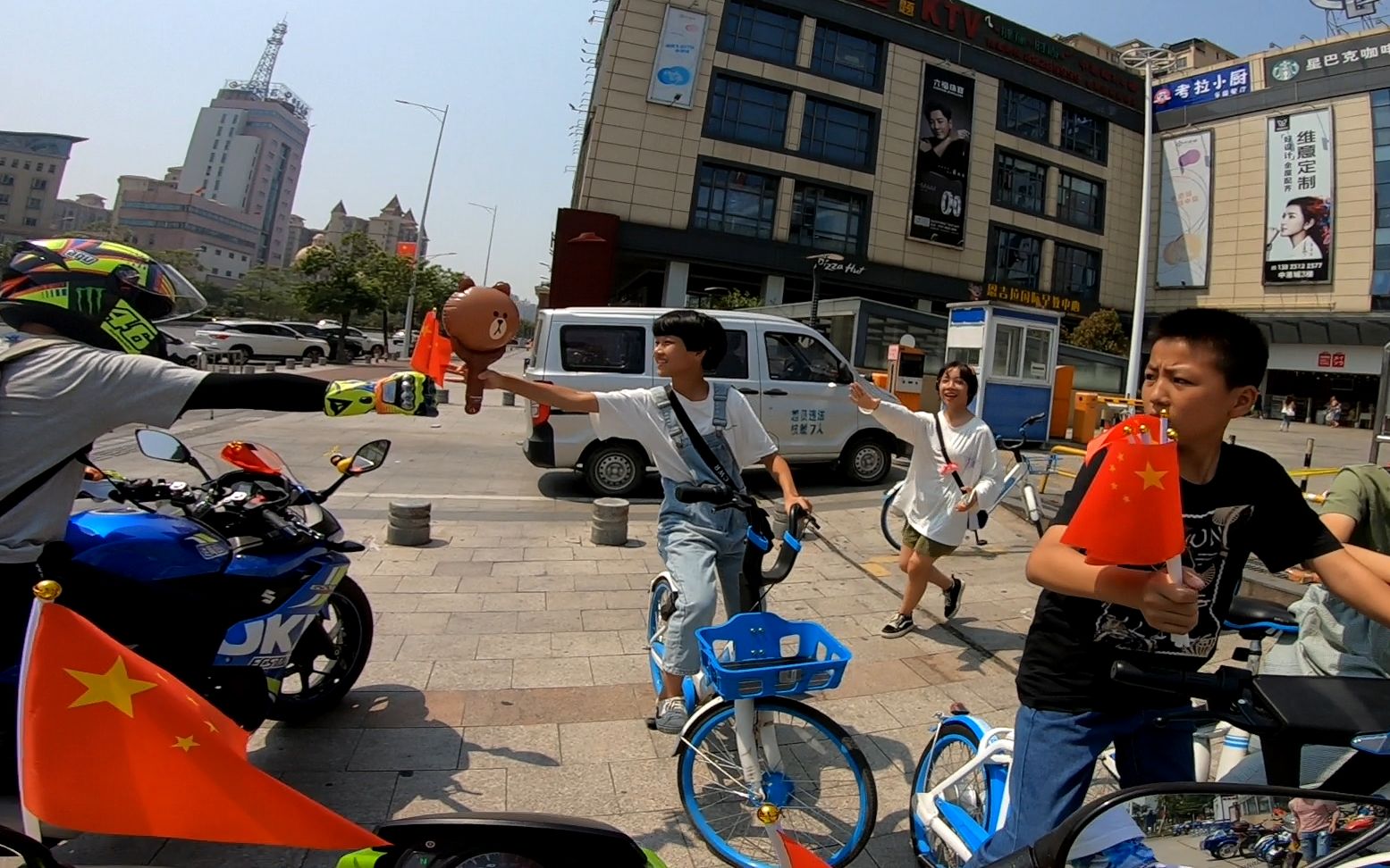 活动作品国庆节到大街上送小国旗路人会有什么反应简直太抢手了