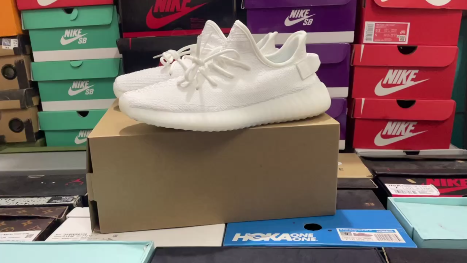 如何区分莆田鞋的材料好坏?十年实力商家!阿迪达斯Adidas yeezy椰子350白冰激淋休闲运动慢跑鞋哔哩哔哩bilibili