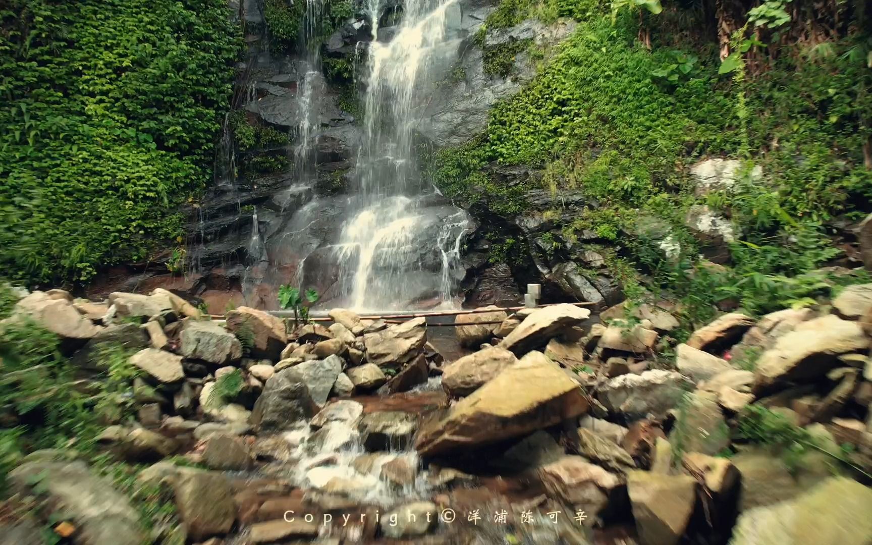那就去看看瀑布,风雨越大水越多,涓涓细流的鹦哥岭瀑布终于飞流直下