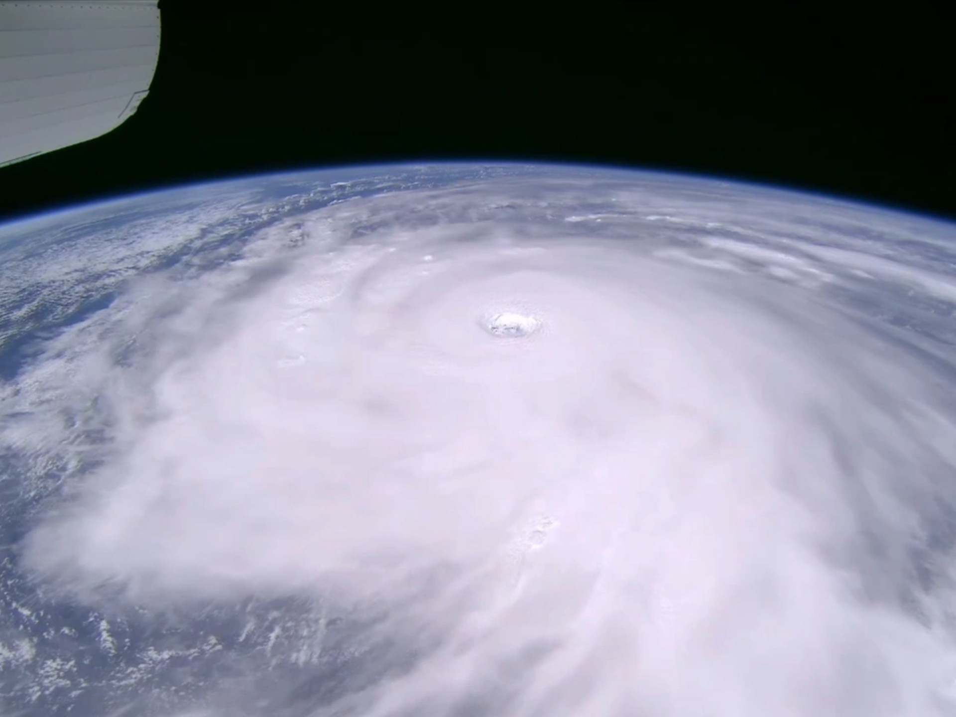 空间站视角下的超强台风"桦加沙"风眼清晰深邃
