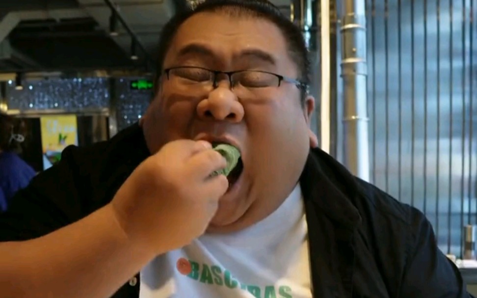 猪总管一顿不吃肉体重骤降狠狠恶补,脸上洋溢着充值的喜悦