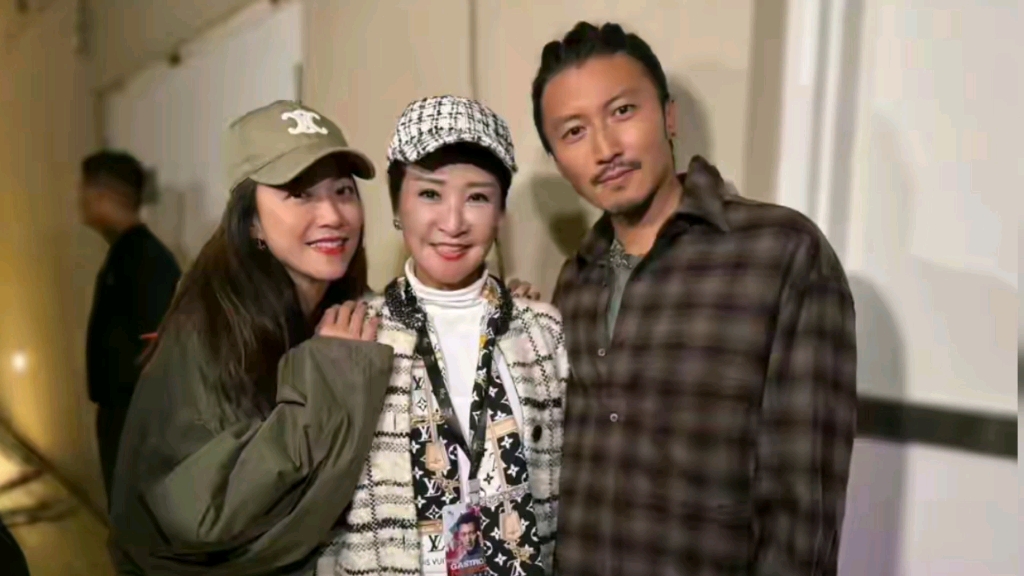 72岁狄波拉现谢霆锋美食节,与儿子温馨合影,霍汶希晒合照好开心