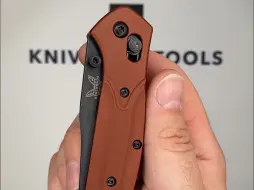 Descargar video: 美国Benchmade系列——蝴蝶940BK 03 新配色 设计师Osborne 钢材Magnacut 折刀