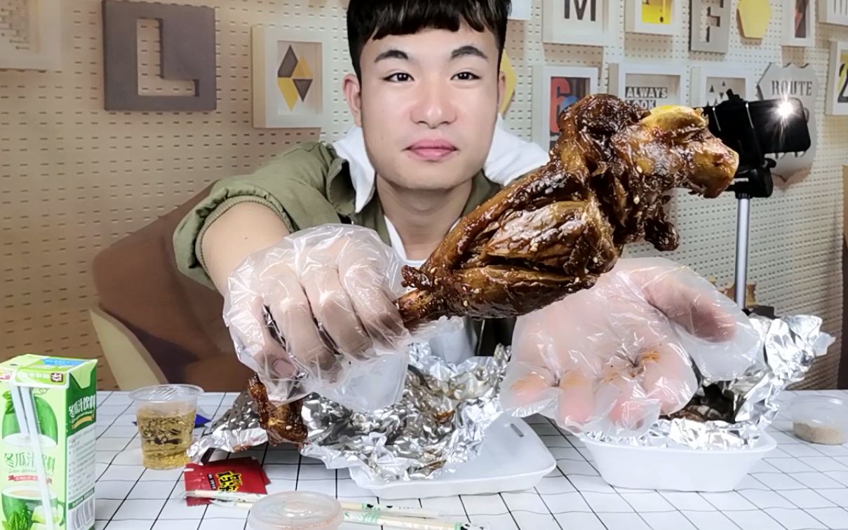 外卖200元买的3斤重的烤羊腿,撒上孜然粉和辣椒粉,大口吃肉真爽