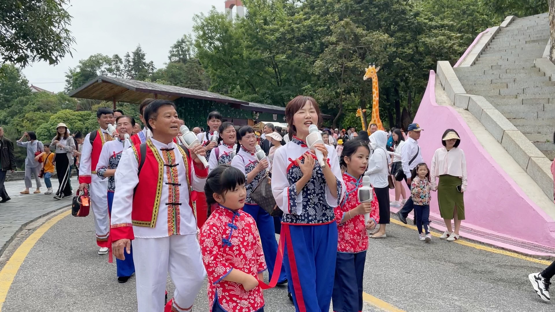 河源万绿湖镜花缘景区客家山歌巡游