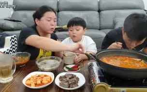 Tải video: [可可PD家庭]辣乎乎的肥肠火锅，米肠汤饭，米肠加烧酒