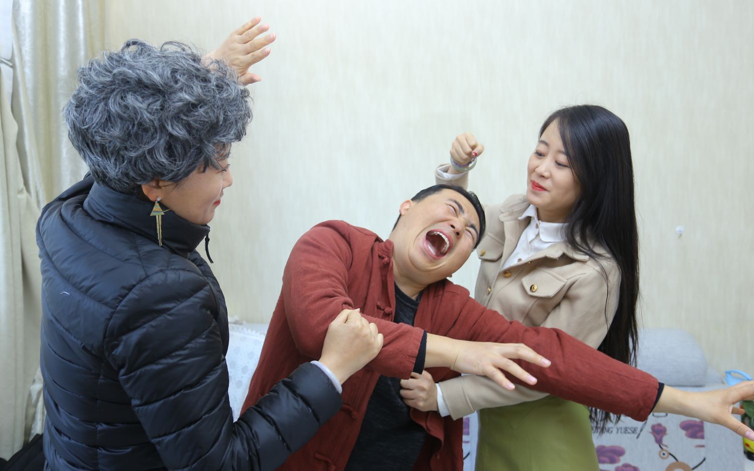 小两口打架,不料婆婆过来拉偏架打儿子,过程太逗了