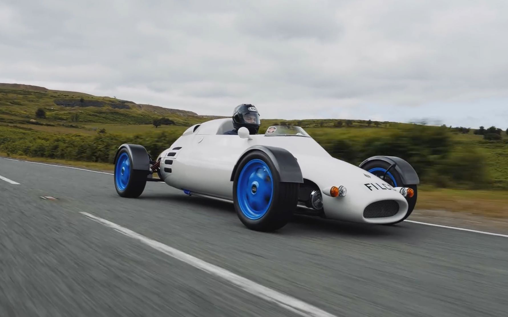 甚至比哈雷轻!380kg重的单座汽车