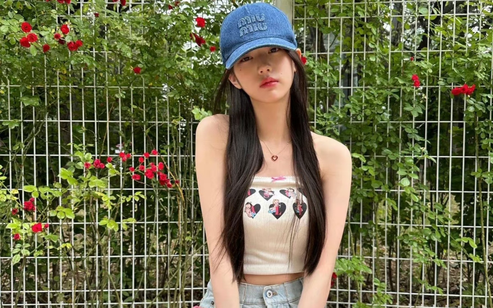 ive张元英ins更新,妥妥的青春美少女小圆!