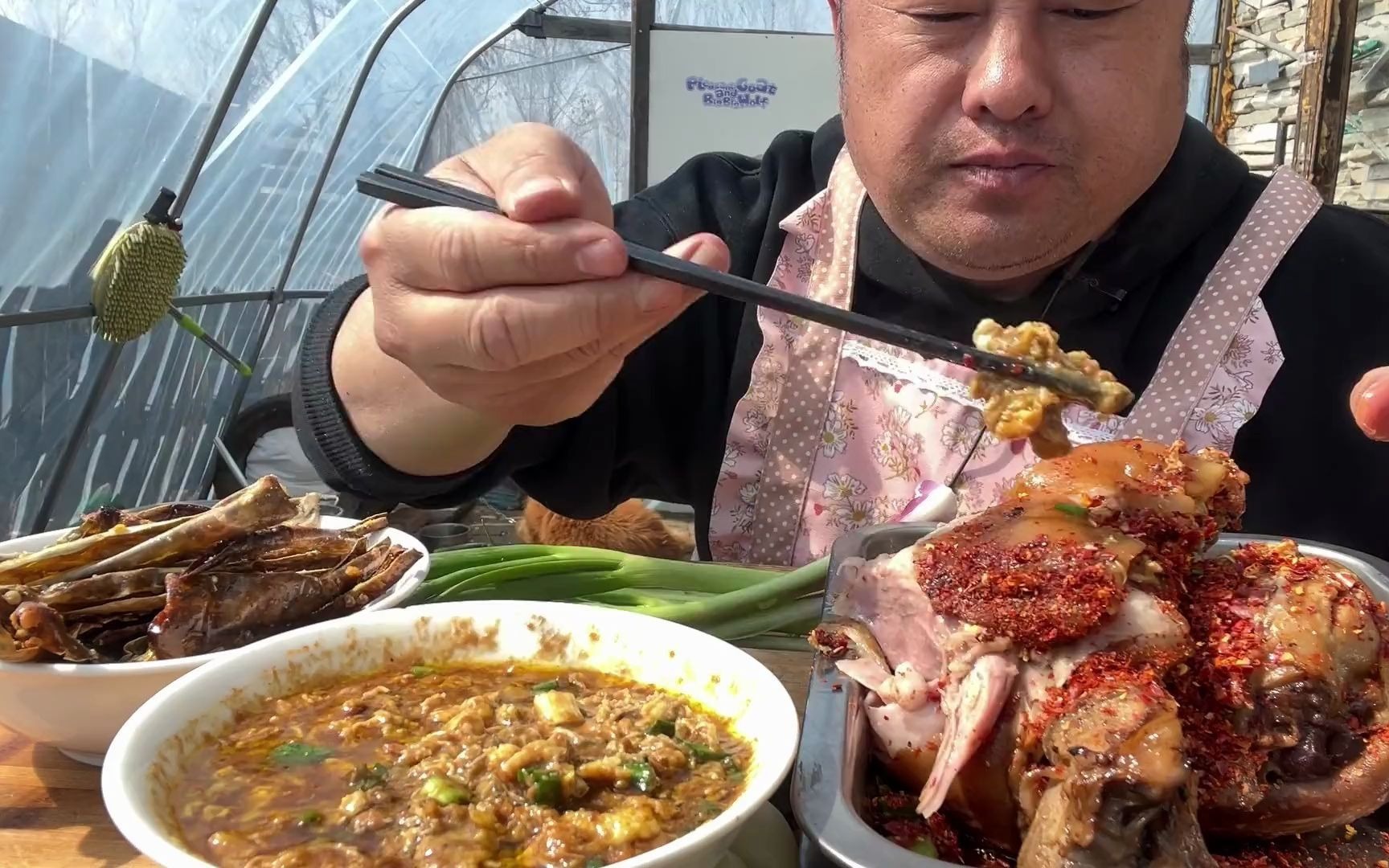 农村大哥寒冰-3斤扒肘子,铺满鸡蛋酱,再撒辣椒面,大哥几口拿下,看着都