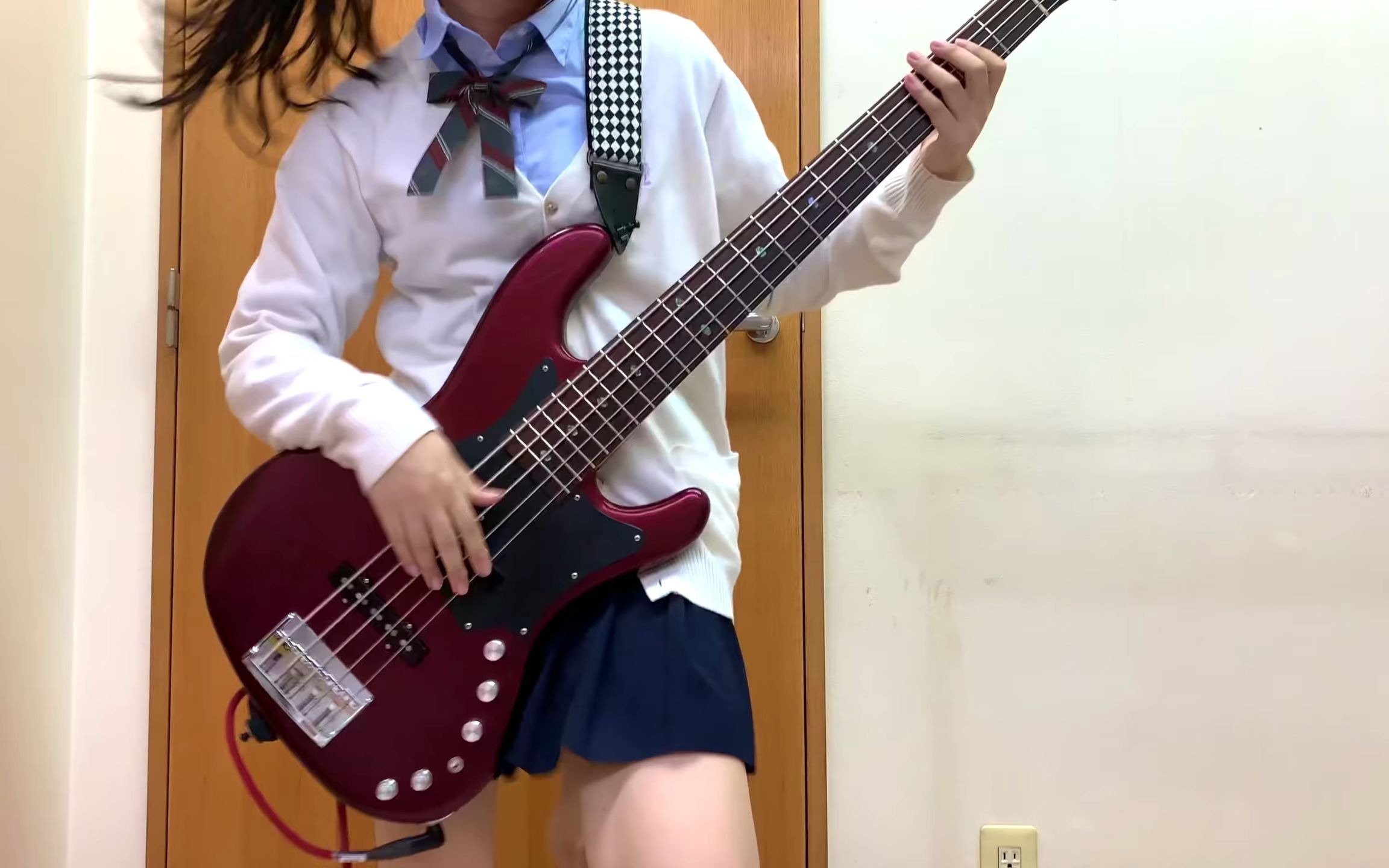 【fami】现役jk霓虹女高中生贝斯手fami演奏king【bass cover】