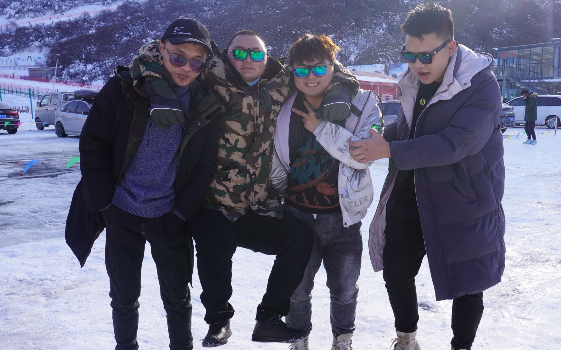 兄弟四人去玩雪,尹尹娃第一次滑雪就来了个大劈叉,可怜又搞笑