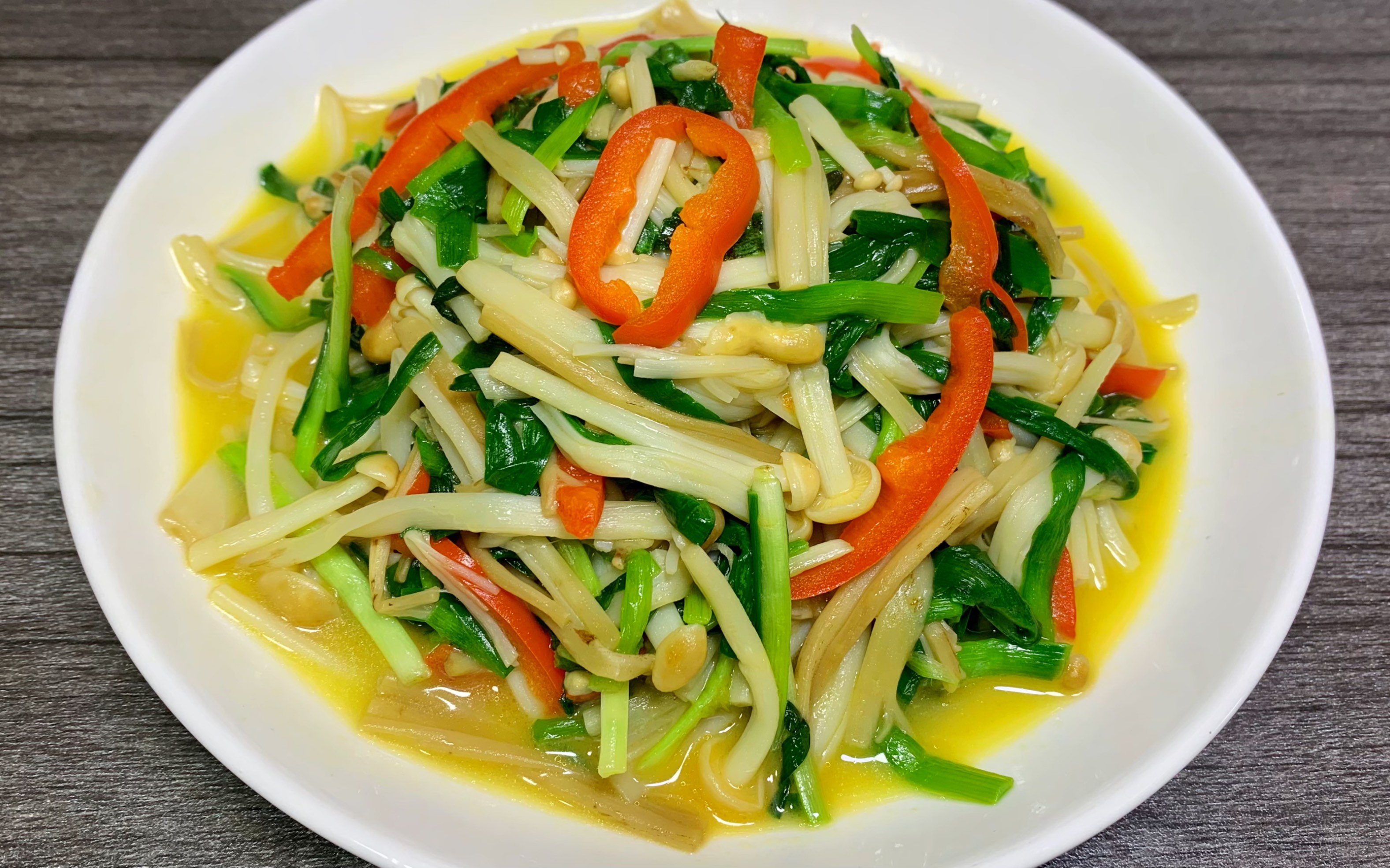没想到年夜饭餐桌上,这道金针菇炒韭菜居然比大鱼大肉还受欢迎,滑嫩