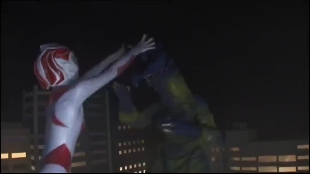 白色女奥特曼击败怪兽