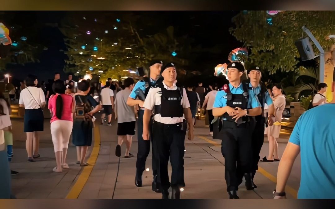 深圳特警全新亮相,网友直呼“深港”警察!哔哩哔哩bilibili