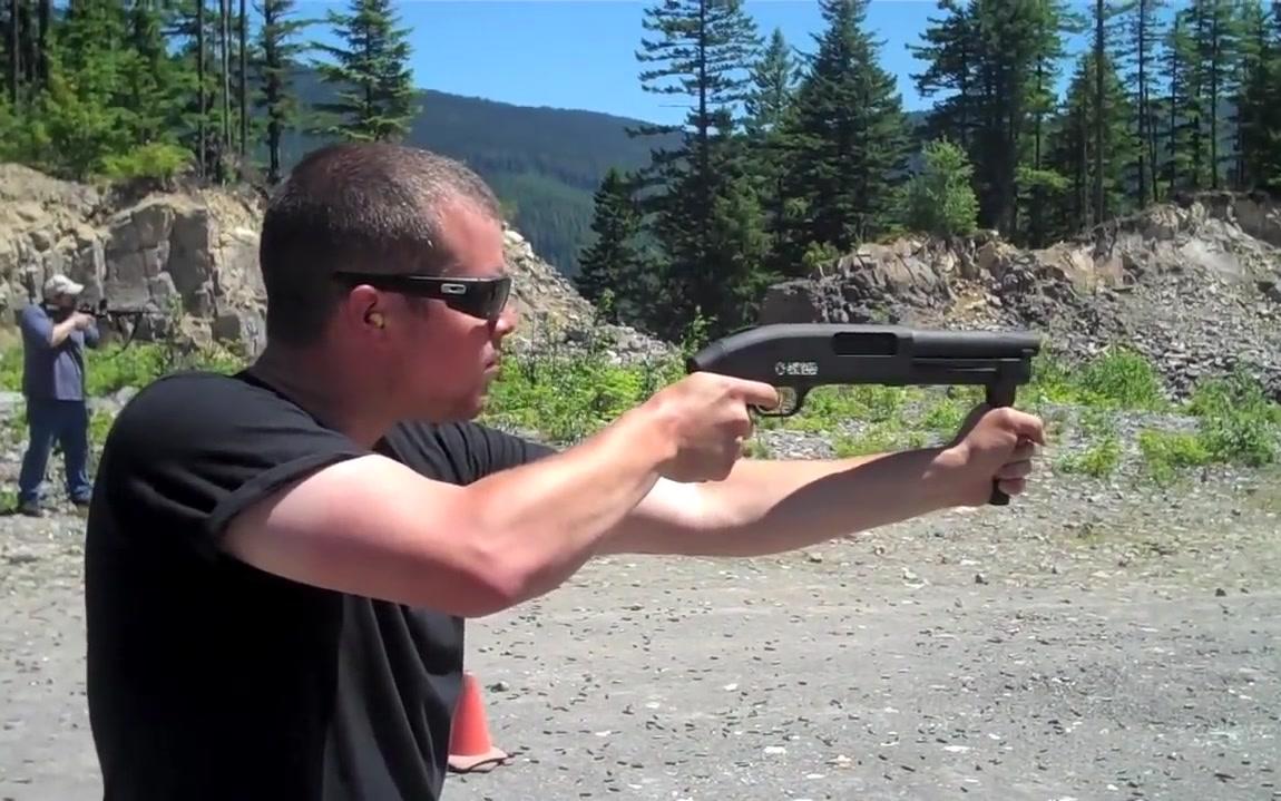 美国超级矮个子12号短管霰弹枪射击