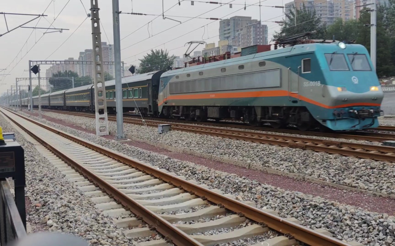 z212通过京哈线k6 708水南庄道口,全列bsp rw 25t型