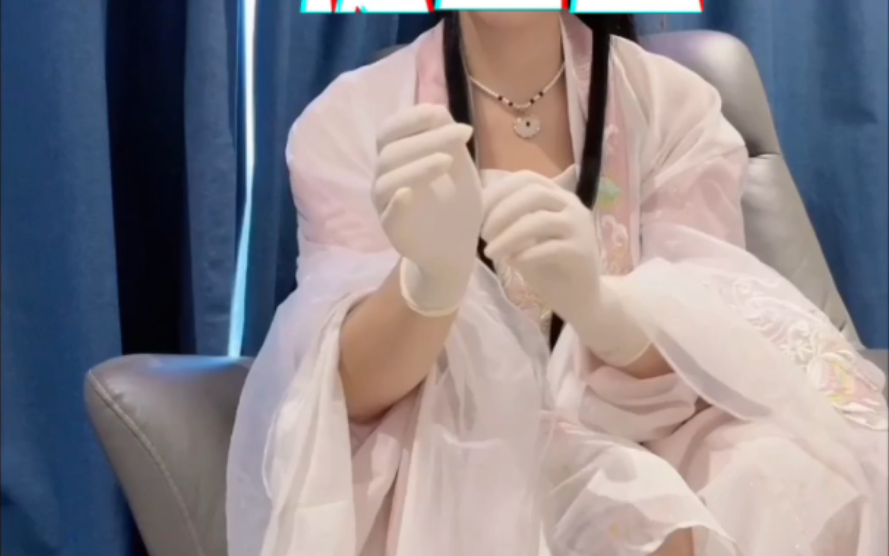 看汉服小姐姐如何玩转医用手套,展现别样魅力!