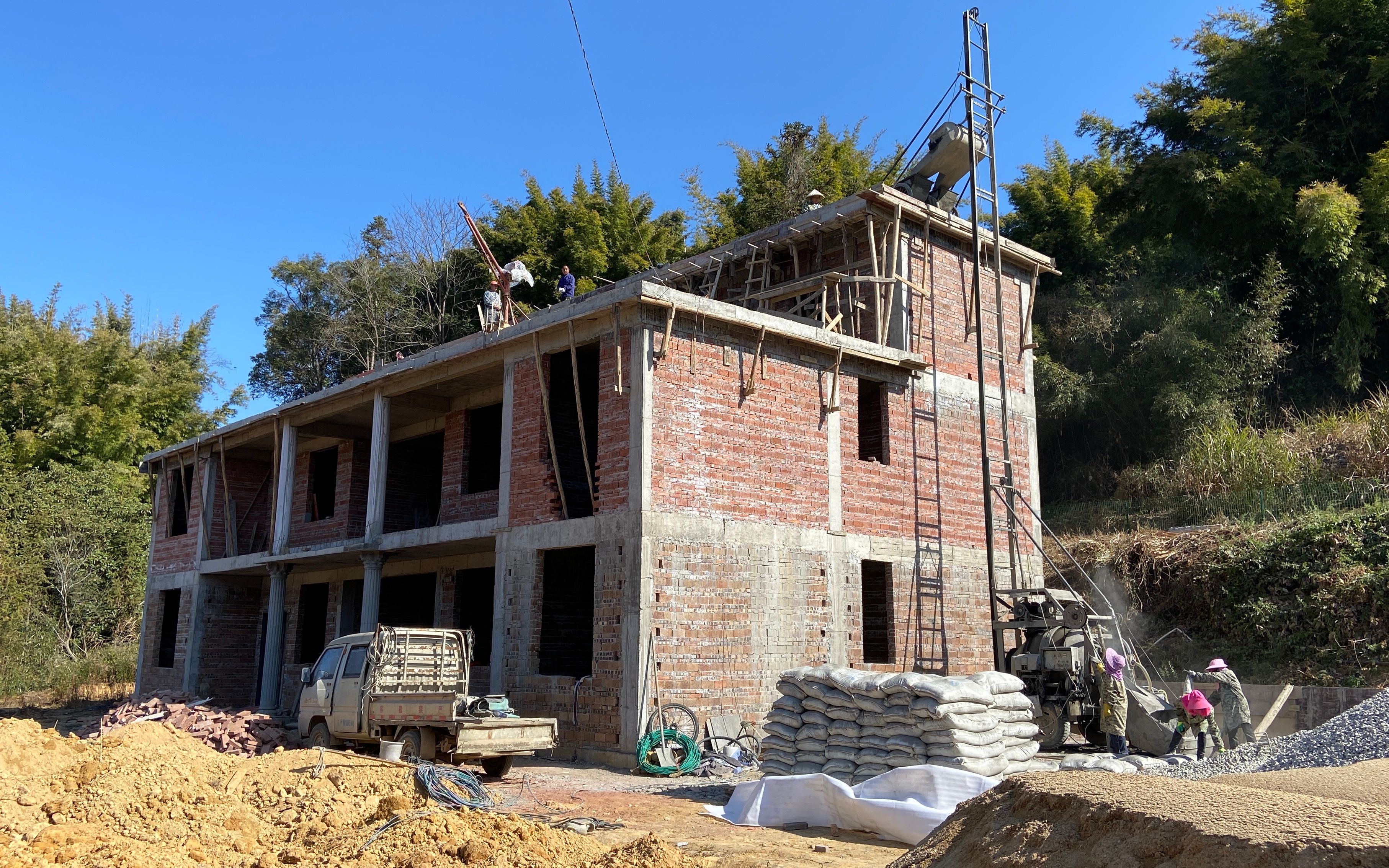 农村2层半500平方自建房,大叔花30万建好毛坯,大家觉得值不值