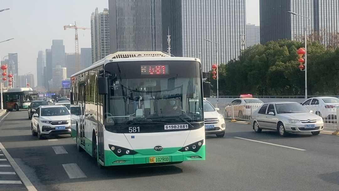 武汉公交581路2019比亚迪通过长江二桥