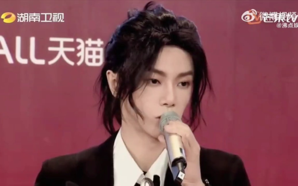 【华晨宇】红毯 采访cut透露演唱会计划:12月初广州四面台见,2024火星