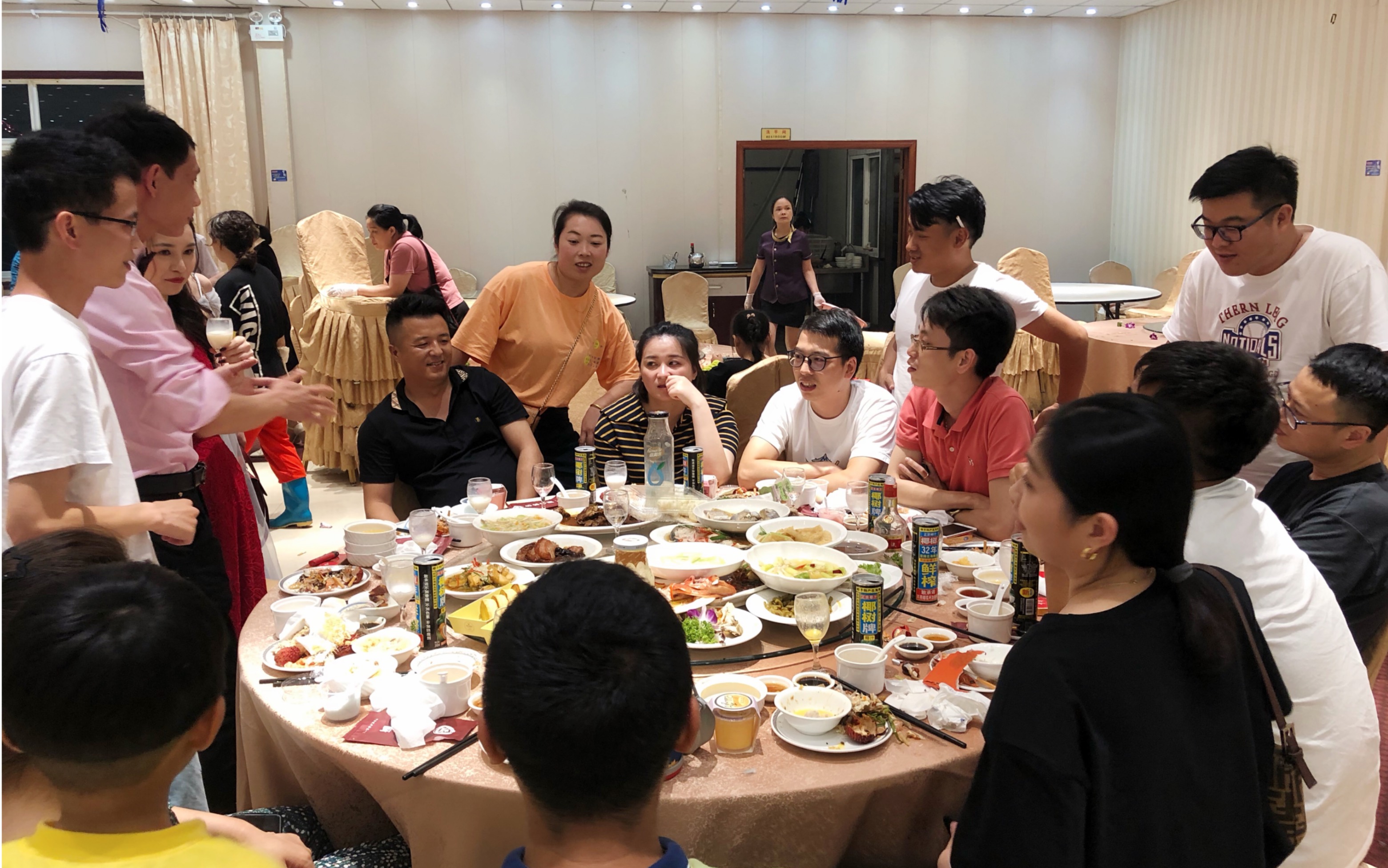 浙江宁波海边渔村结婚酒席桌上都是海鲜场面真霸气