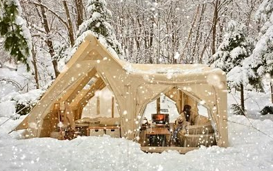 [图]4K「露营」大雪纷飞的日子里，在充气帐篷露营度过了漫漫长夜❄️安装了大型燃木火炉，还冒着雨去露营🌧️真是太浪漫了..🔥