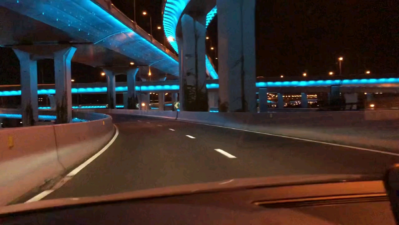 这个城市很大,开车欣赏风景