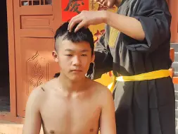 Tải video: 少林寺武僧院，生活日常之武僧理发剃光头。