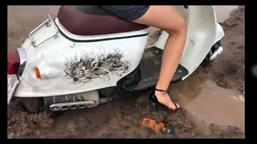 美女性感高跟摩托陷车泥地加油门打滑 下