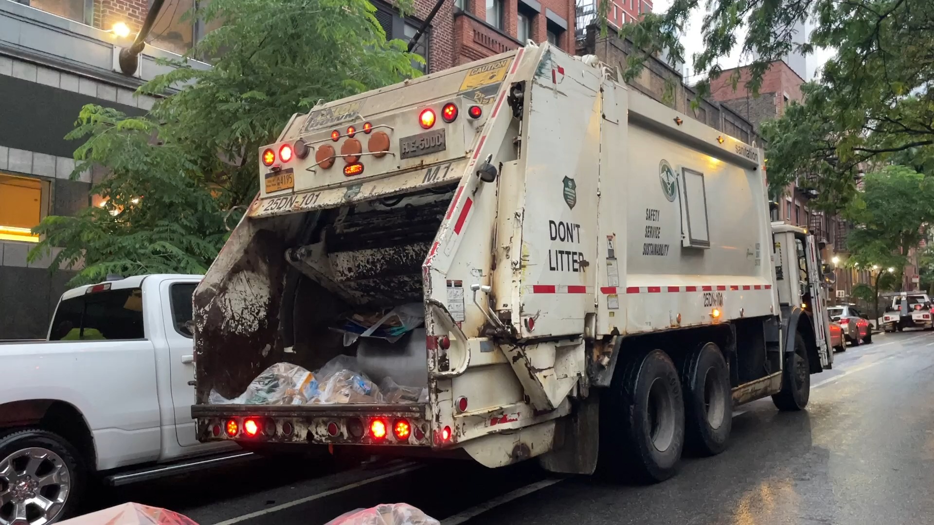 国外白色垃圾车工作现场实拍