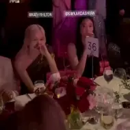 Descargar video: BLACKPINK 出白金汉宫宴会Rose和三星长公主李元珠