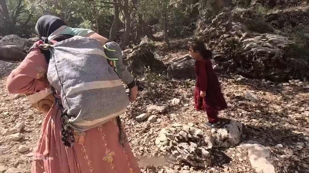 四个月前的伊朗女人米娜,被丈夫无情抛弃,打着三个孩子寻找家园.