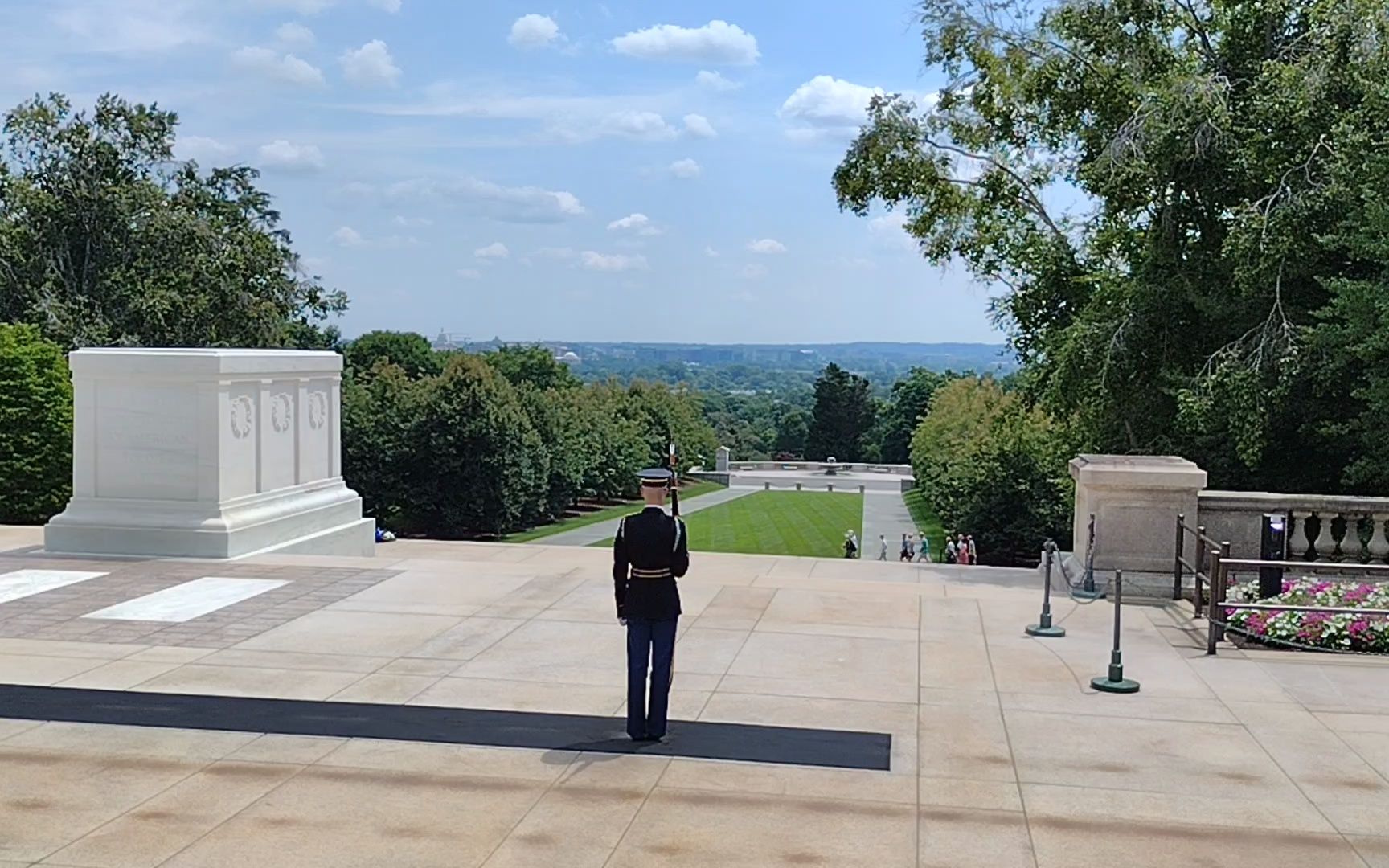阿灵顿国家公墓无名战士墓的卫兵.