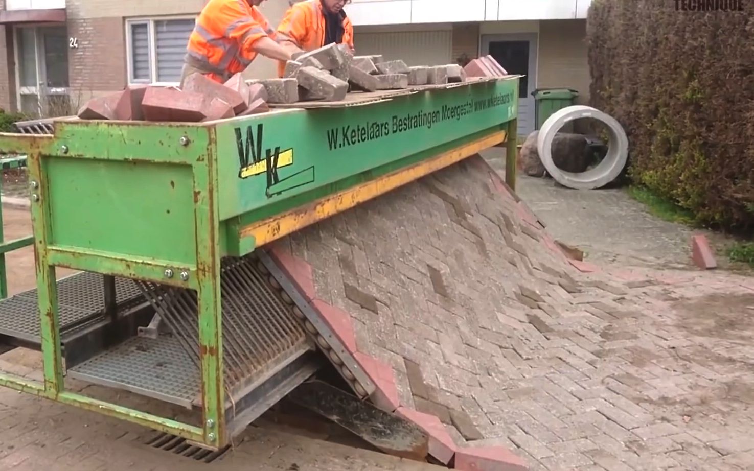 搬砖的你,可能要失业了……【自动铺砖机】