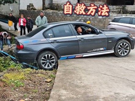 汽车脱困方法，老司机现场演示，车轮掉沟脱困就这么简单！