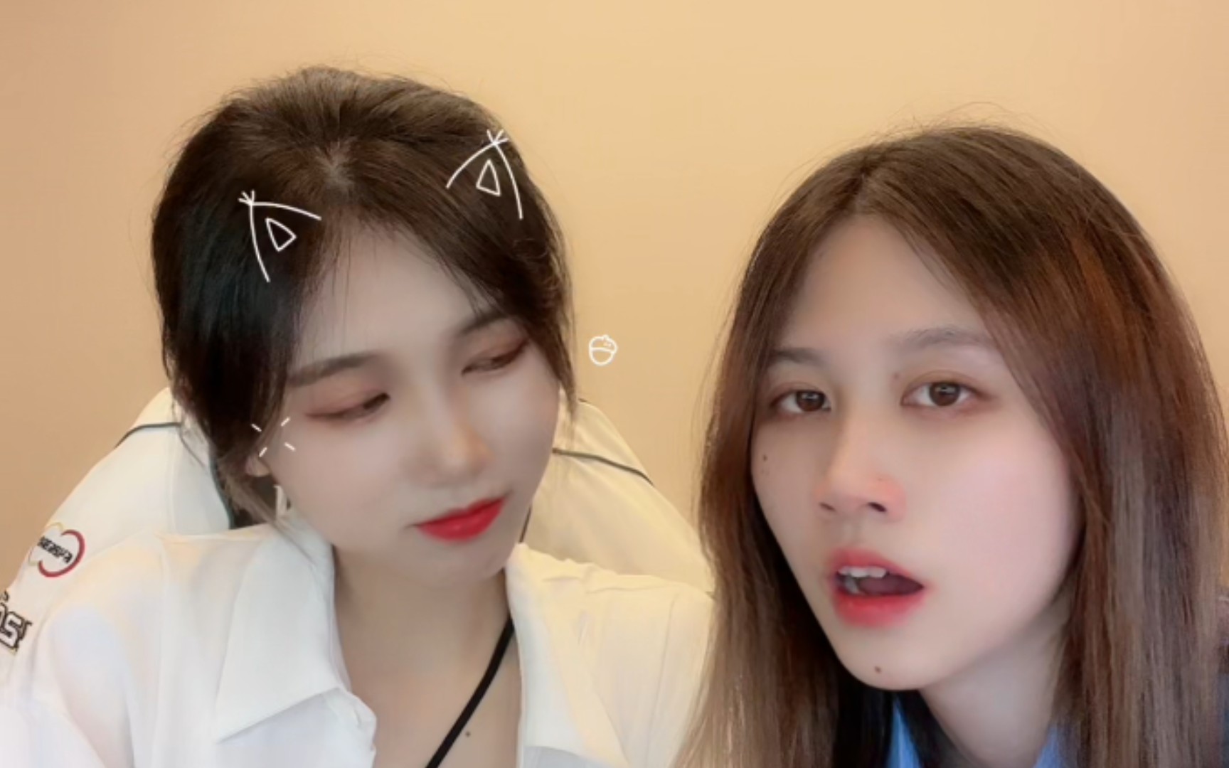 睡睡和醒醒0427直播困了的姐夫依偎在姐姐肩膀