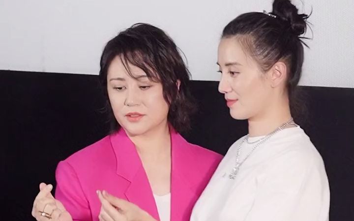 【阳光劫匪】马丽宋佳太甜了 现场甜蜜比心,花里胡哨cp磕到了.