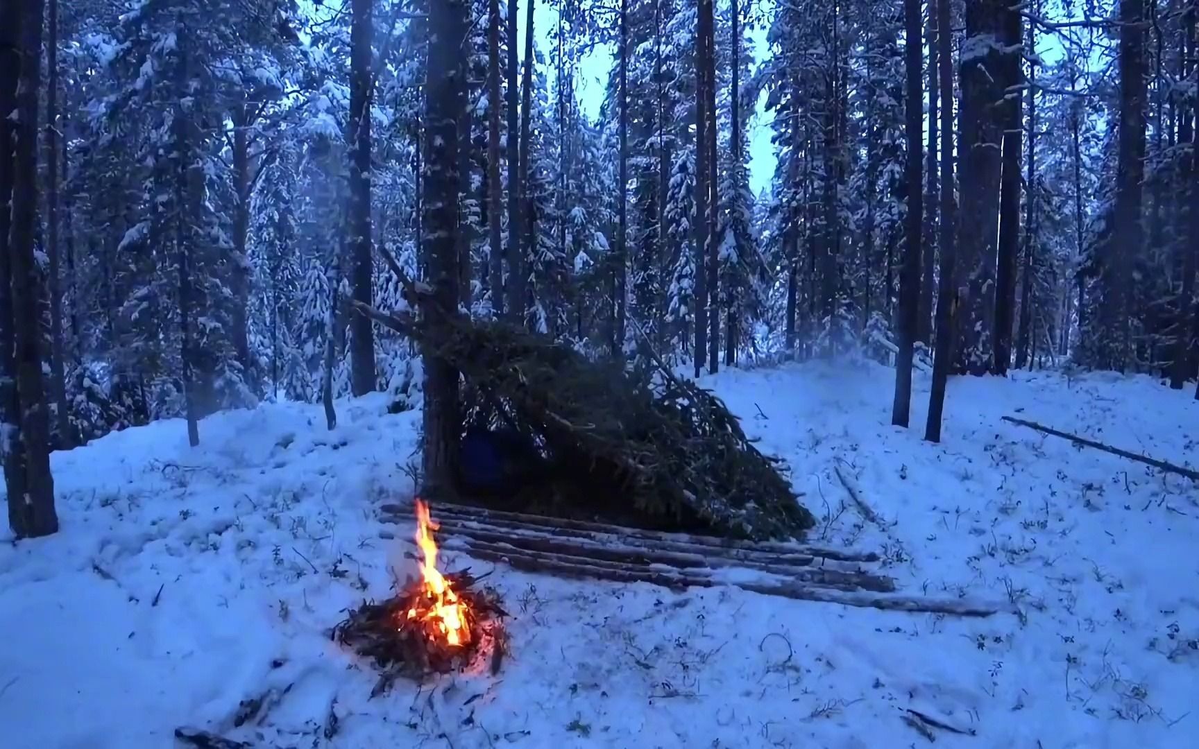 暴雪中独自在荒野建造庇护所露营过夜