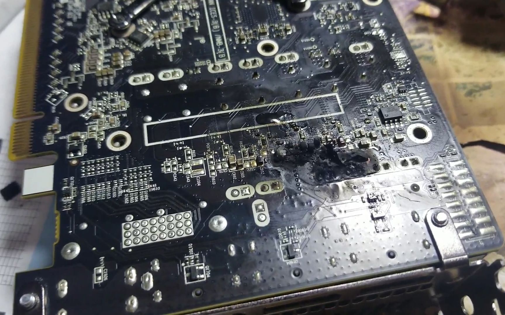 蓝宝石470显卡维修好后,测试冒烟起火了,可能是因为电源没保护