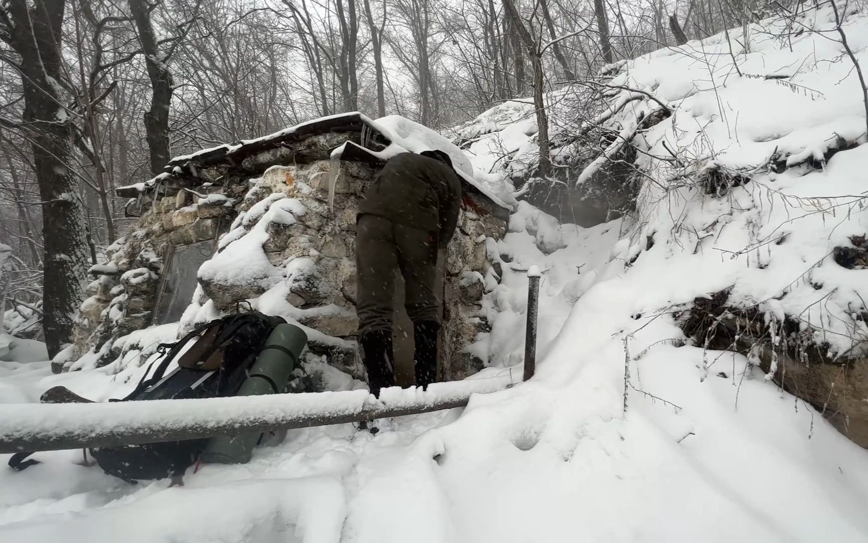 [图]丛林徒步遭遇大雪封山，山腰处发现了洞穴，钻进里面还挺暖和奢华