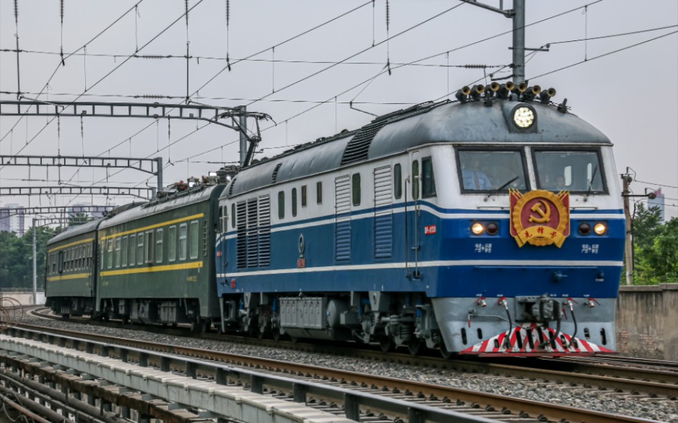 秋季巡检关于57022进站和出站本务df11 0128党员先锋号配饰京局京段.