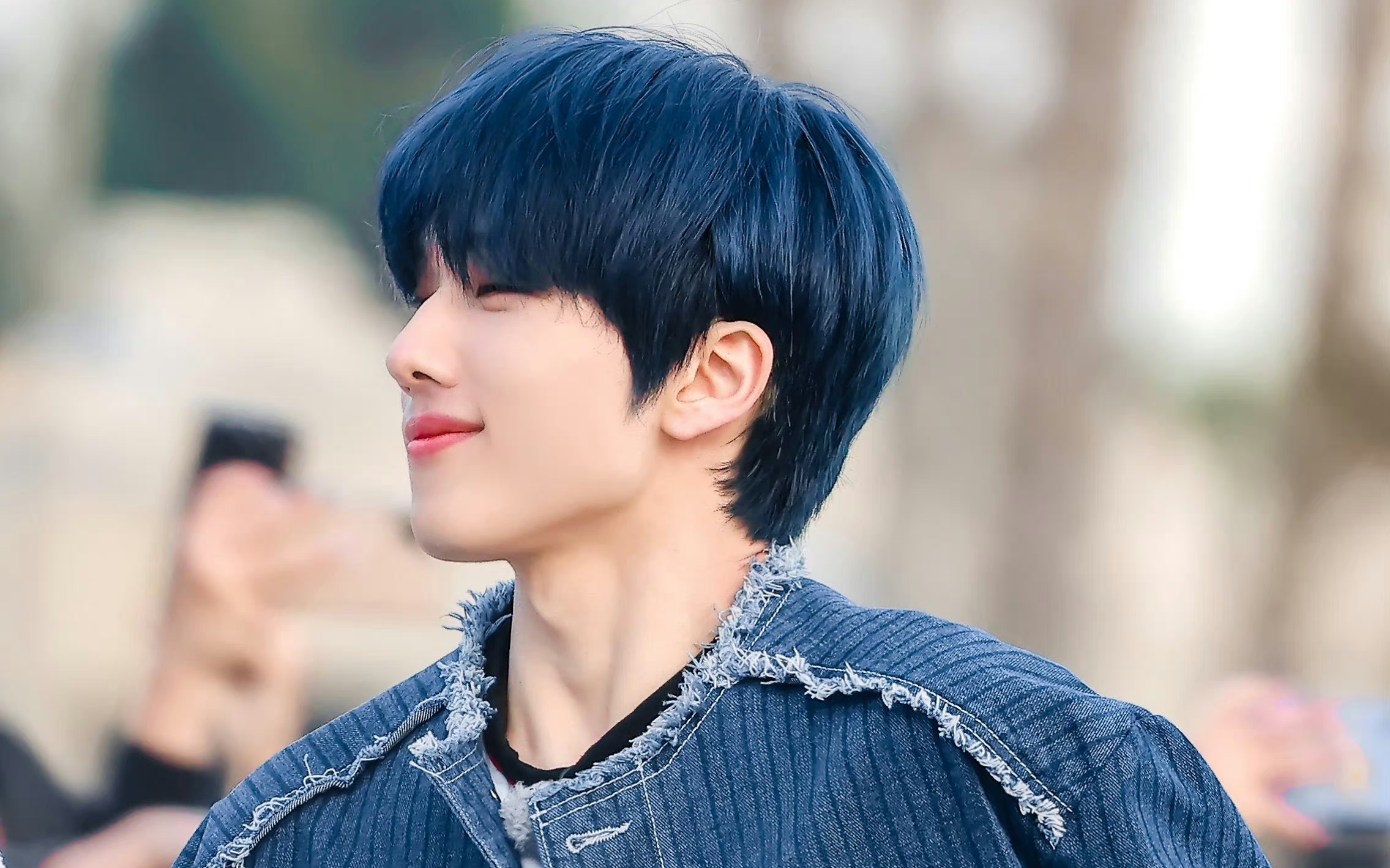 蓝发的朴志晟真的太帅了