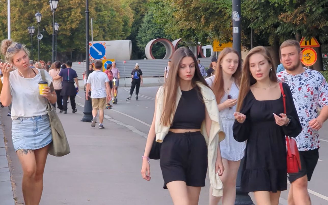 街拍莫斯科街头,真是美女云集,让你感受俄罗斯美女的独特魅力