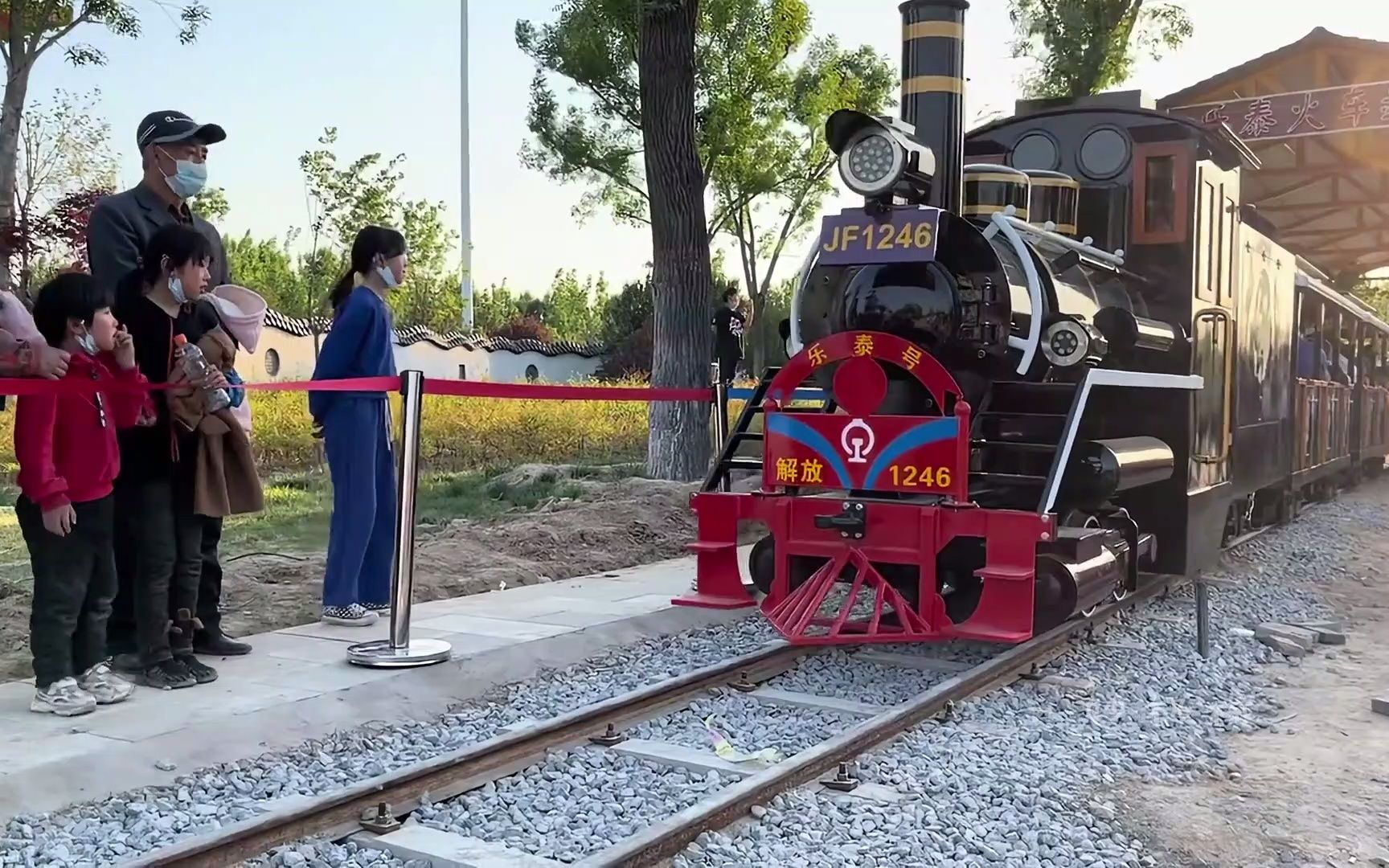 景区游玩轨道观光仿古小火车