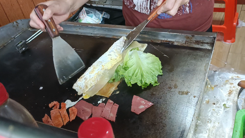 烤冷面,阿姨的手速杠杠滴!