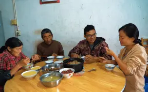 Скачать видео: 下雨天赶场回家，做一锅热呼呼的花甲粉丝煲，汤鲜味美，真解馋